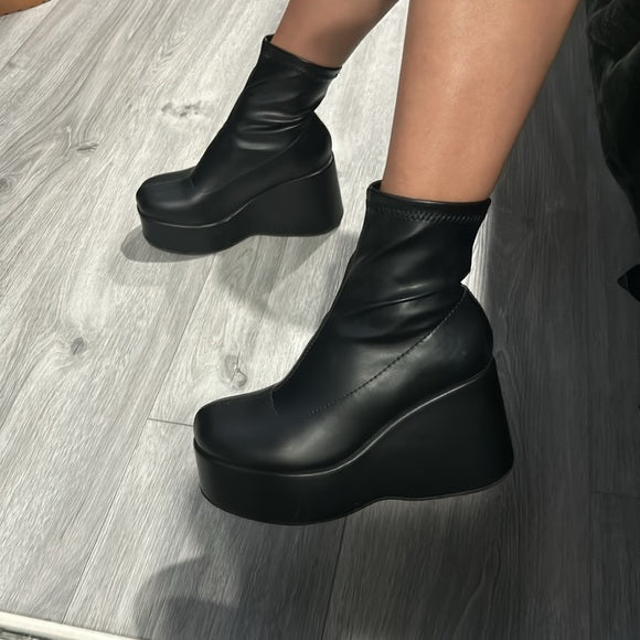 Ankle stretch chunky boots